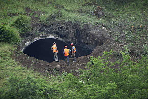 Tunnel by Nino Orjonikidze and Vano Arsenishvili