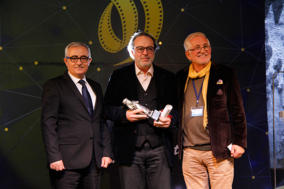 Semih Kaplanoglu collecting the award for Bugday