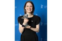 Genevi&egrave;ve Dulude-de Celles with the award for Nina Roza