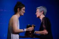 Lili Walters gives the award to Ildik&oacute; H&aacute;mori